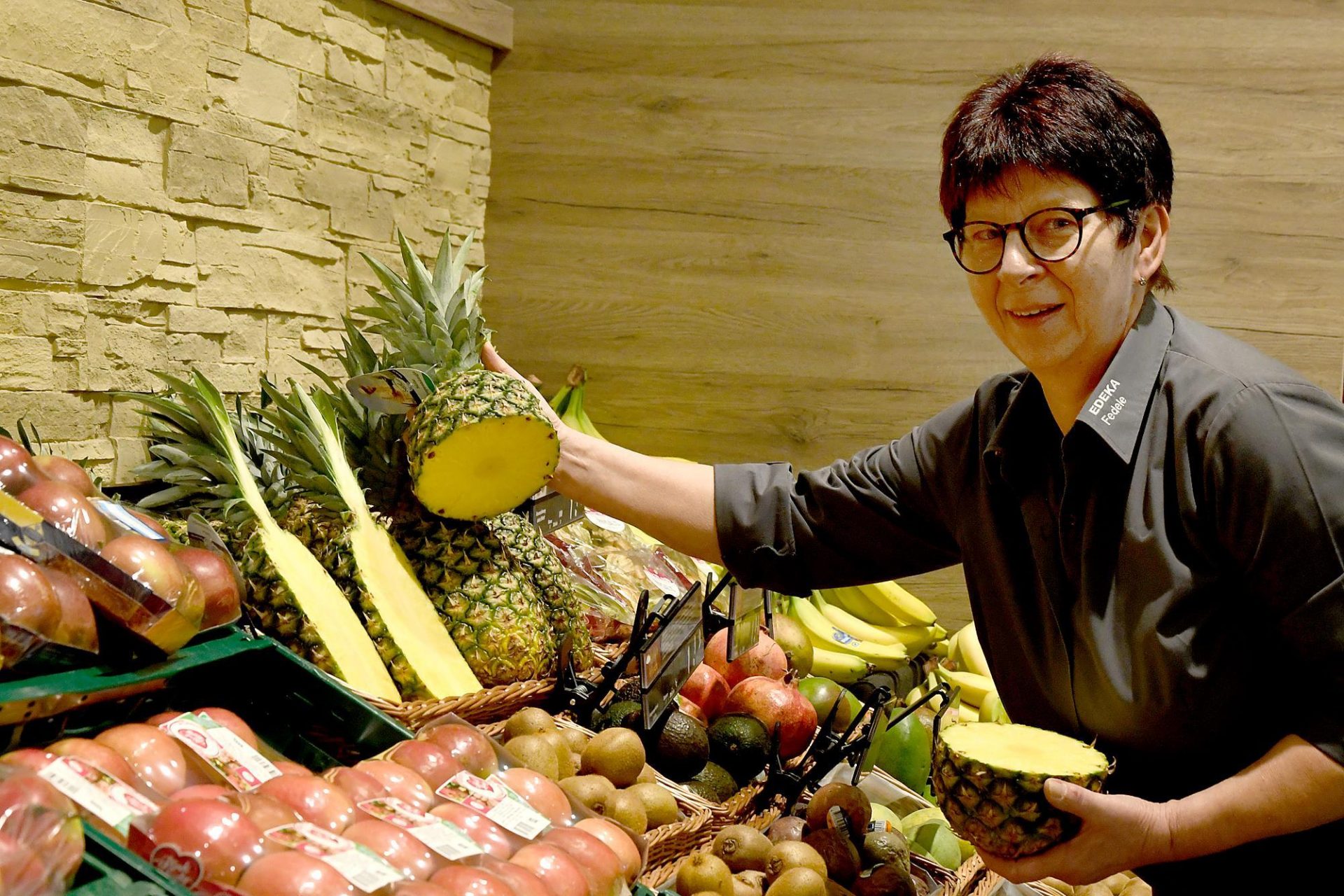 Annette Schrader in der Obst und Gemüseabteilung